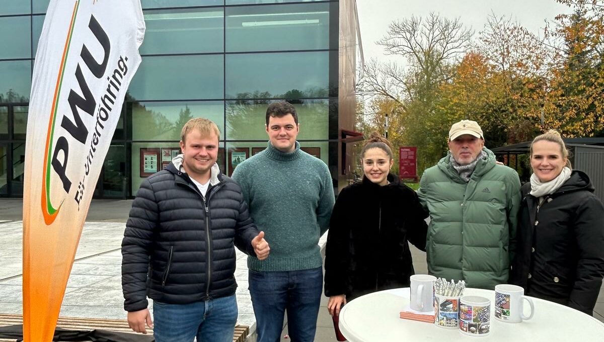 Gemeinderätinnen der PWU an einem Infostand mit PWU Beachflag